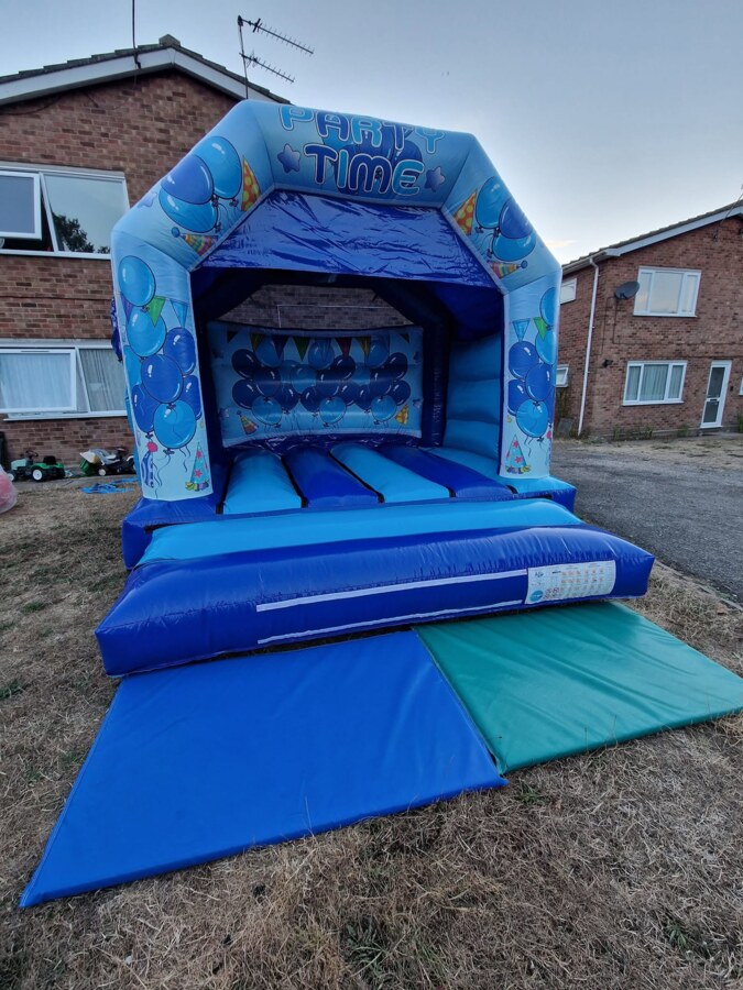 King's Castles bouncy castle available for hire